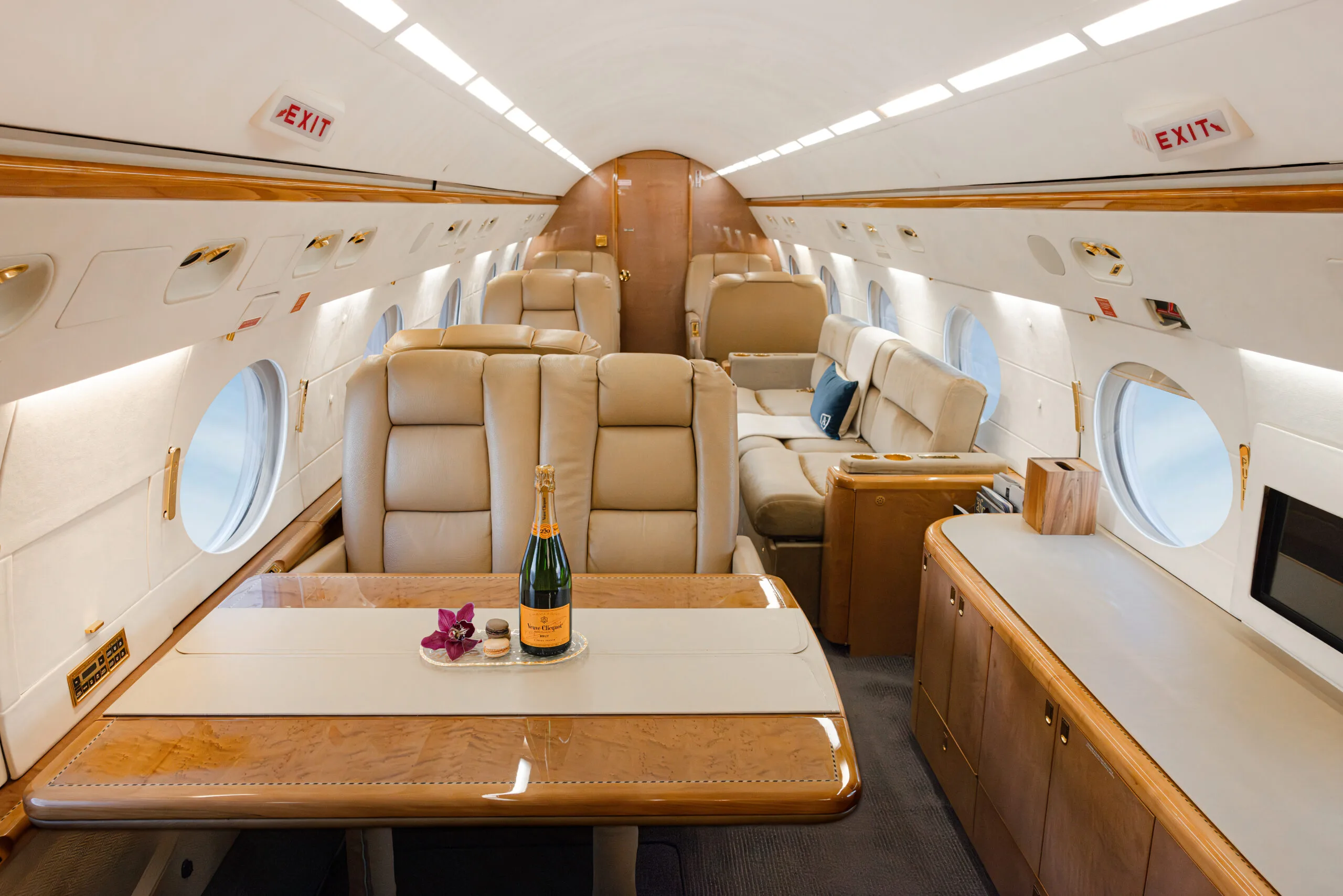 Cabin interior of a Gulfstream giv sp n371fp.