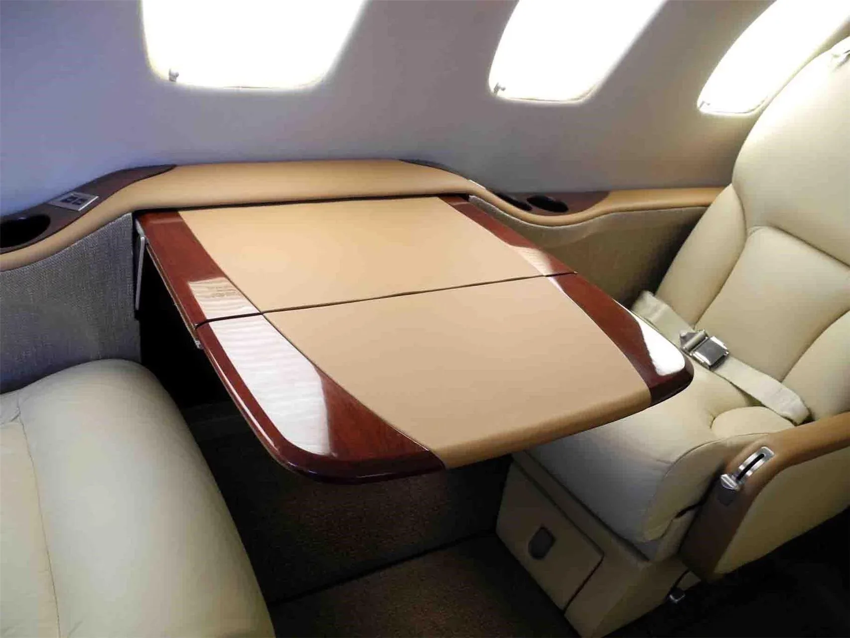 Cabin interior of a 2002 Cessna CITATION BRAVO (°2002) - FLYINGGROUP Official Website.