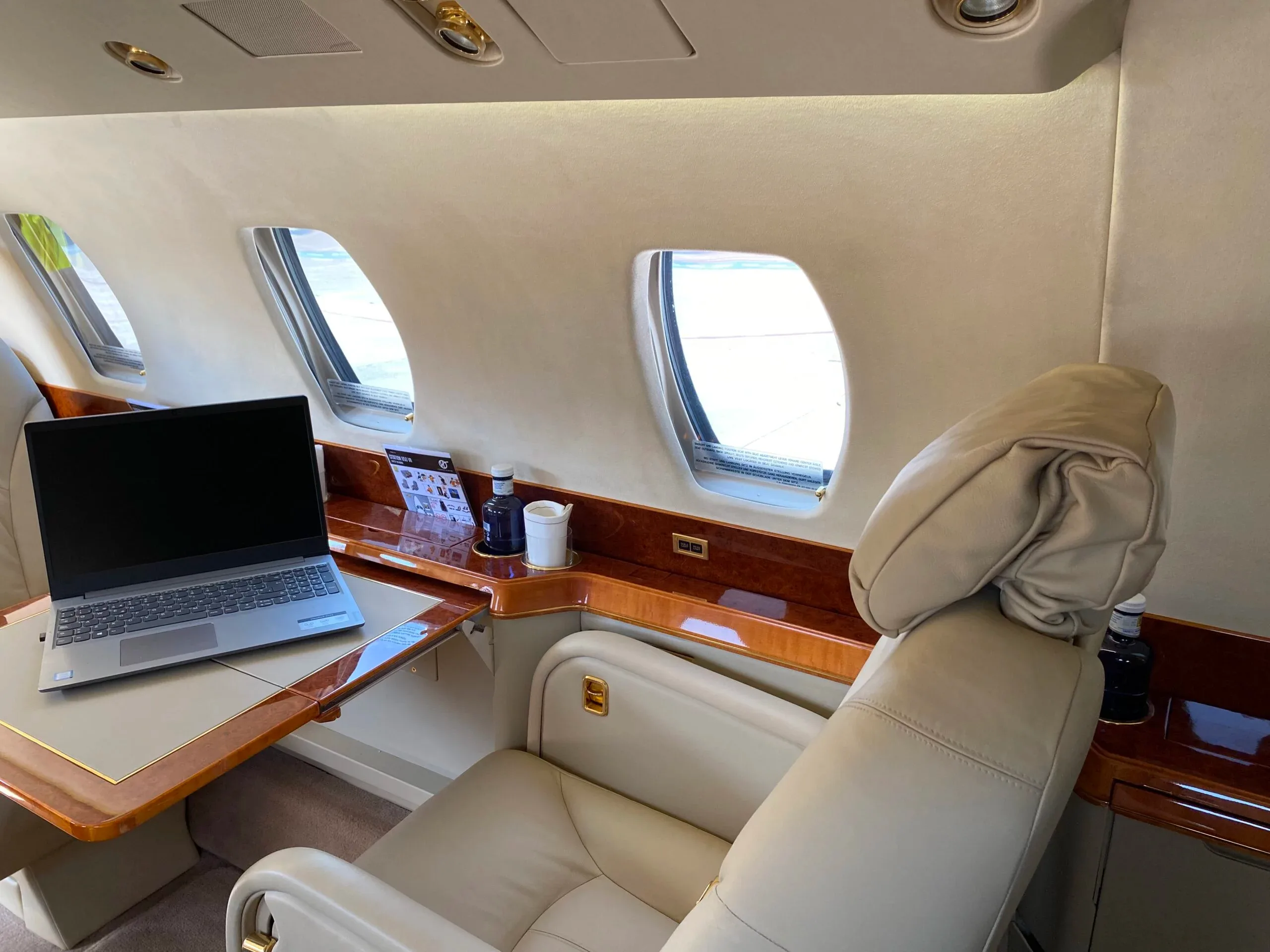 Cabin interior of a 1999 Cessna CITATION VII (°1999) - FLYINGGROUP Official Website.