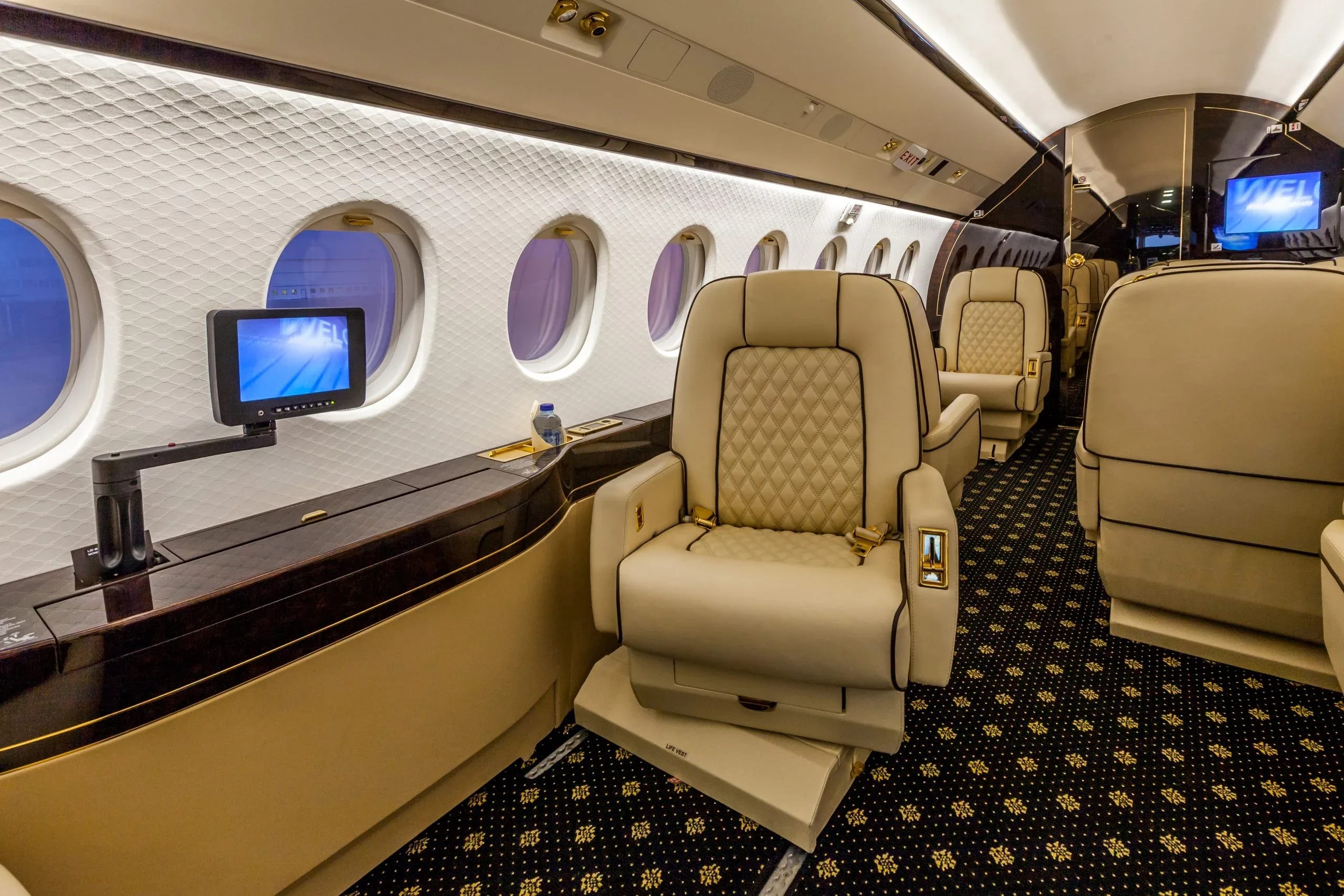 Cabin interior of a 2011 Dassault FALCON 2000LX (°2011) - FLYINGGROUP Official Website.