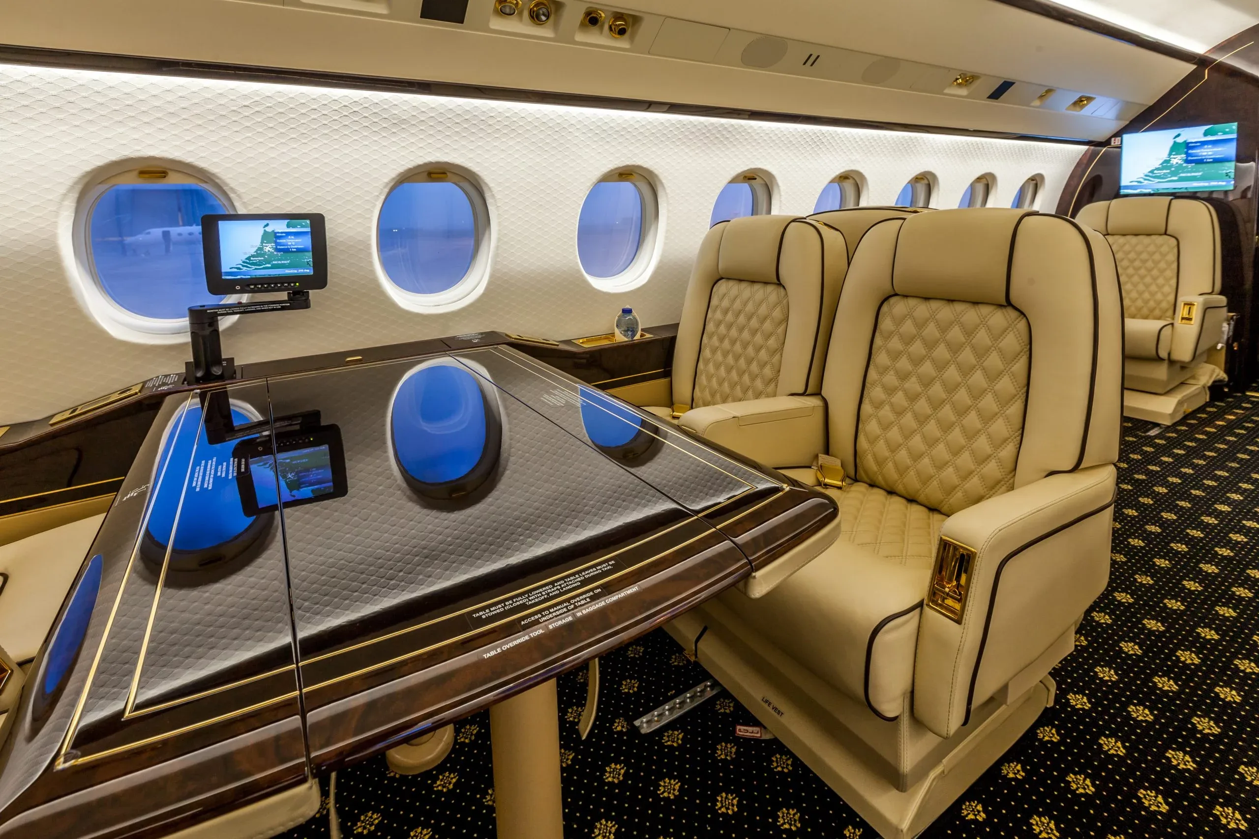 Cabin interior of a 2011 Dassault FALCON 2000LX (°2011) - FLYINGGROUP Official Website.