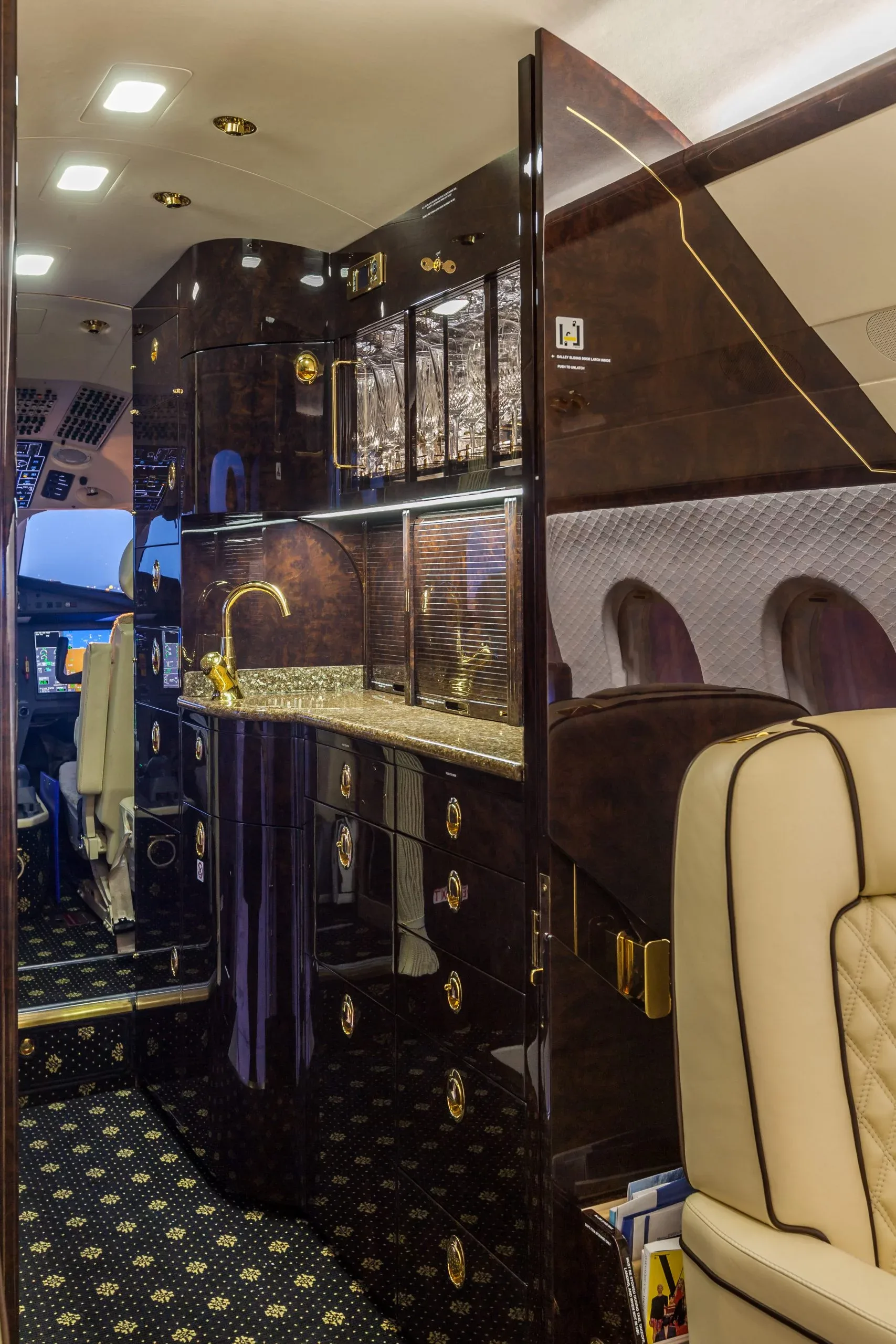 Cabin interior of a 2011 Dassault FALCON 2000LX (°2011) - FLYINGGROUP Official Website.