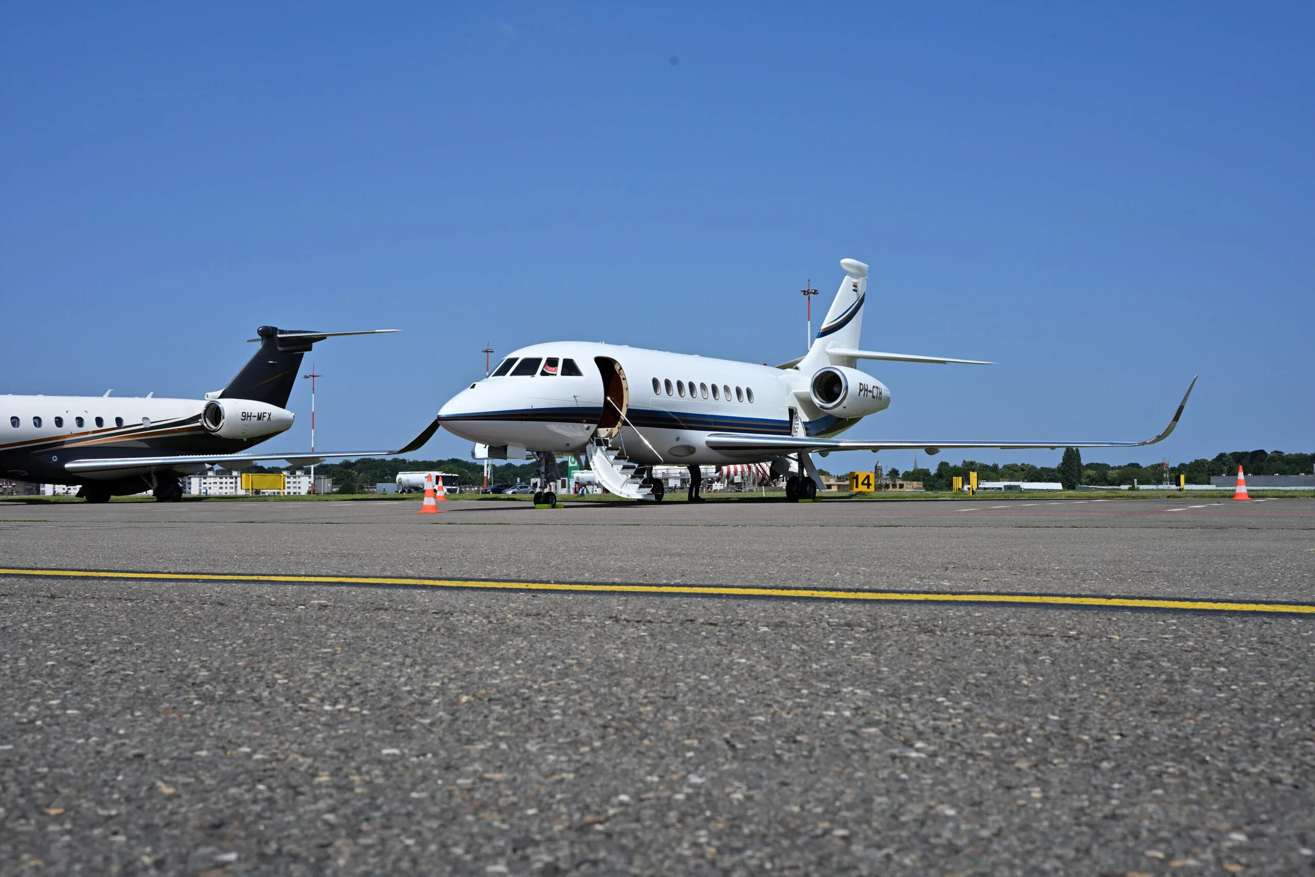 Marketing image of a 2011 Dassault FALCON 2000LX (°2011) - FLYINGGROUP Official Website.