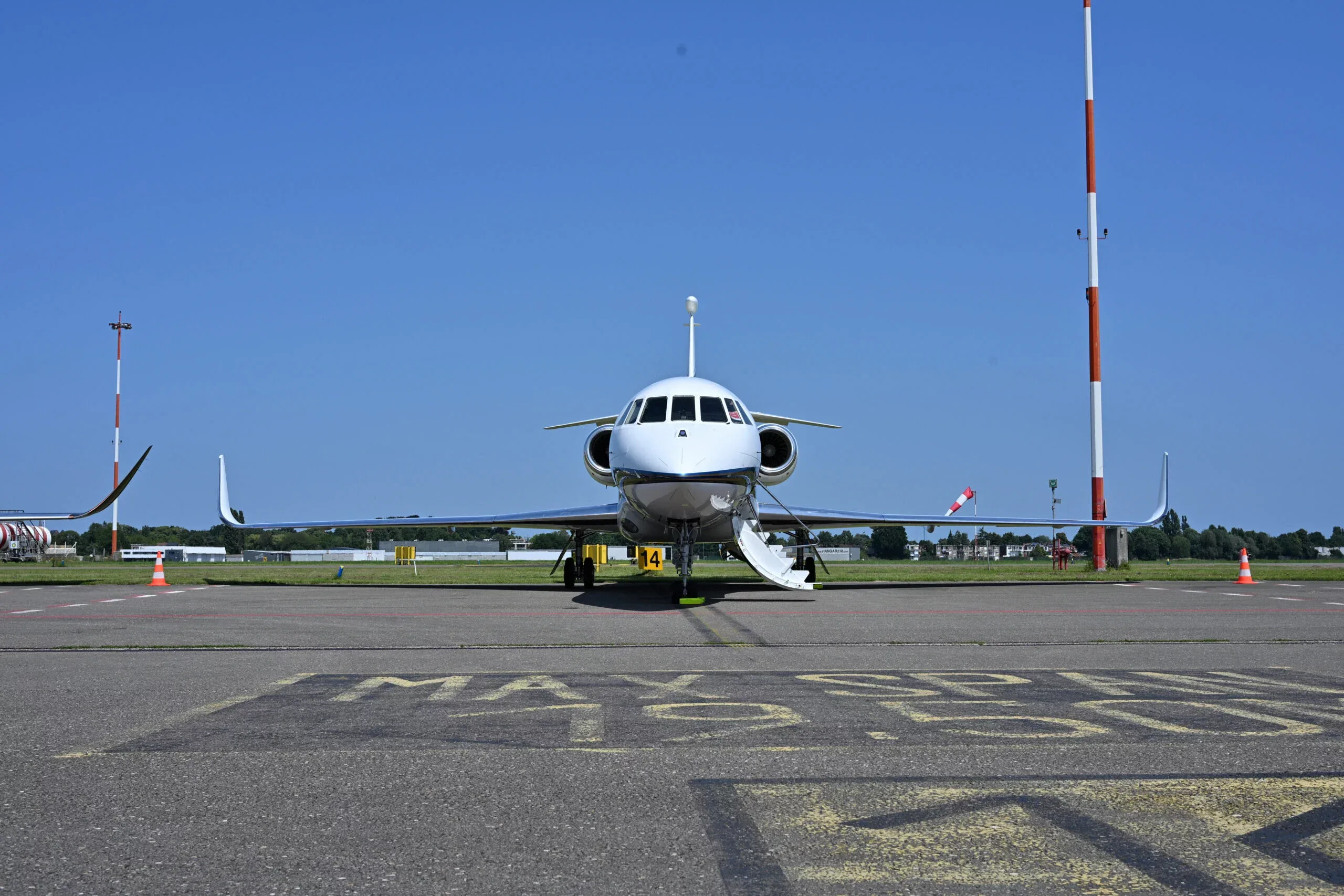 Exterior view of a 2011 Dassault FALCON 2000LX (°2011) - FLYINGGROUP Official Website.