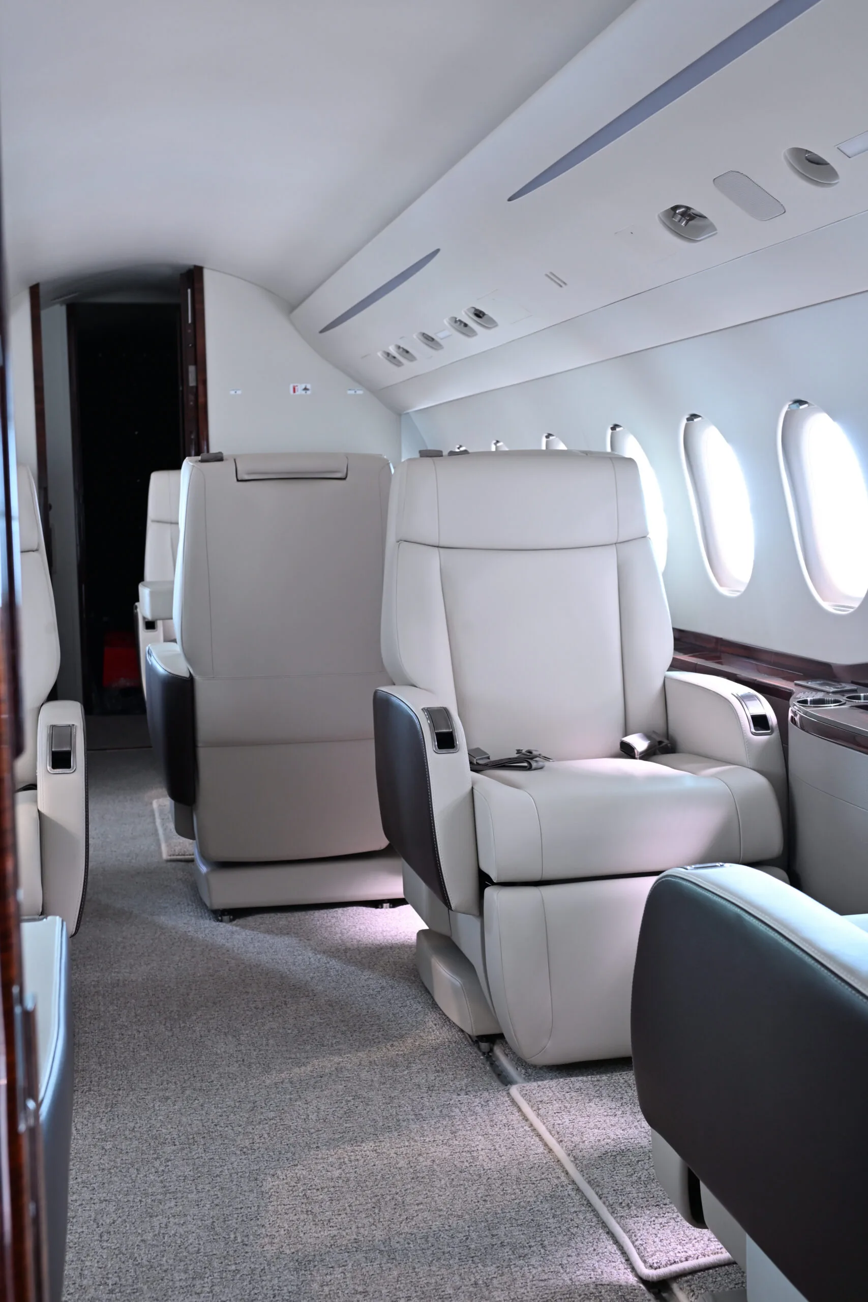 Cabin interior of a 2013 Dassault FALCON 2000S (°2013) - FLYINGGROUP Official Website.