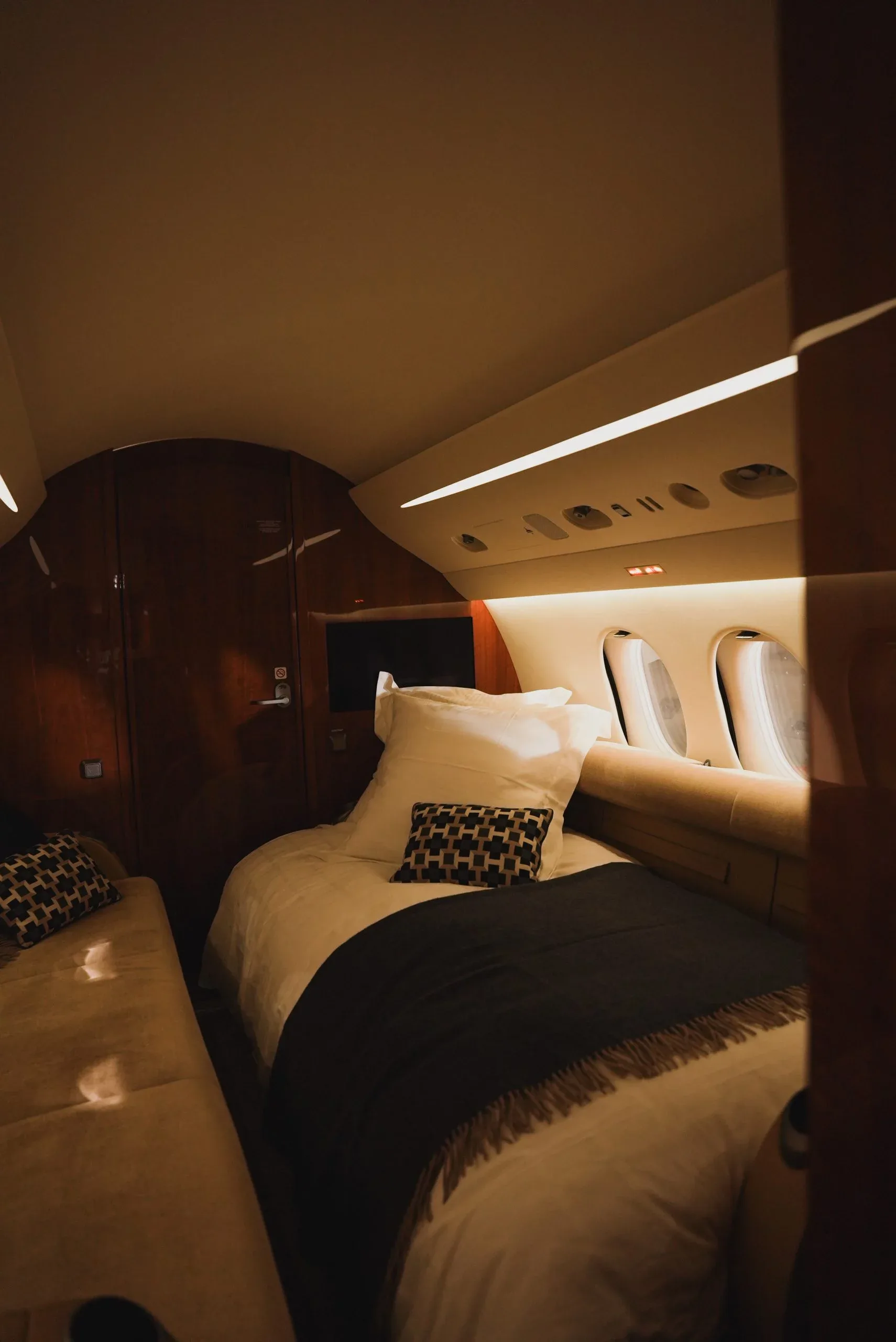Cabin interior of a 2020 Dassault FALCON 7X (°2020) - FLYINGGROUP Official Website %.