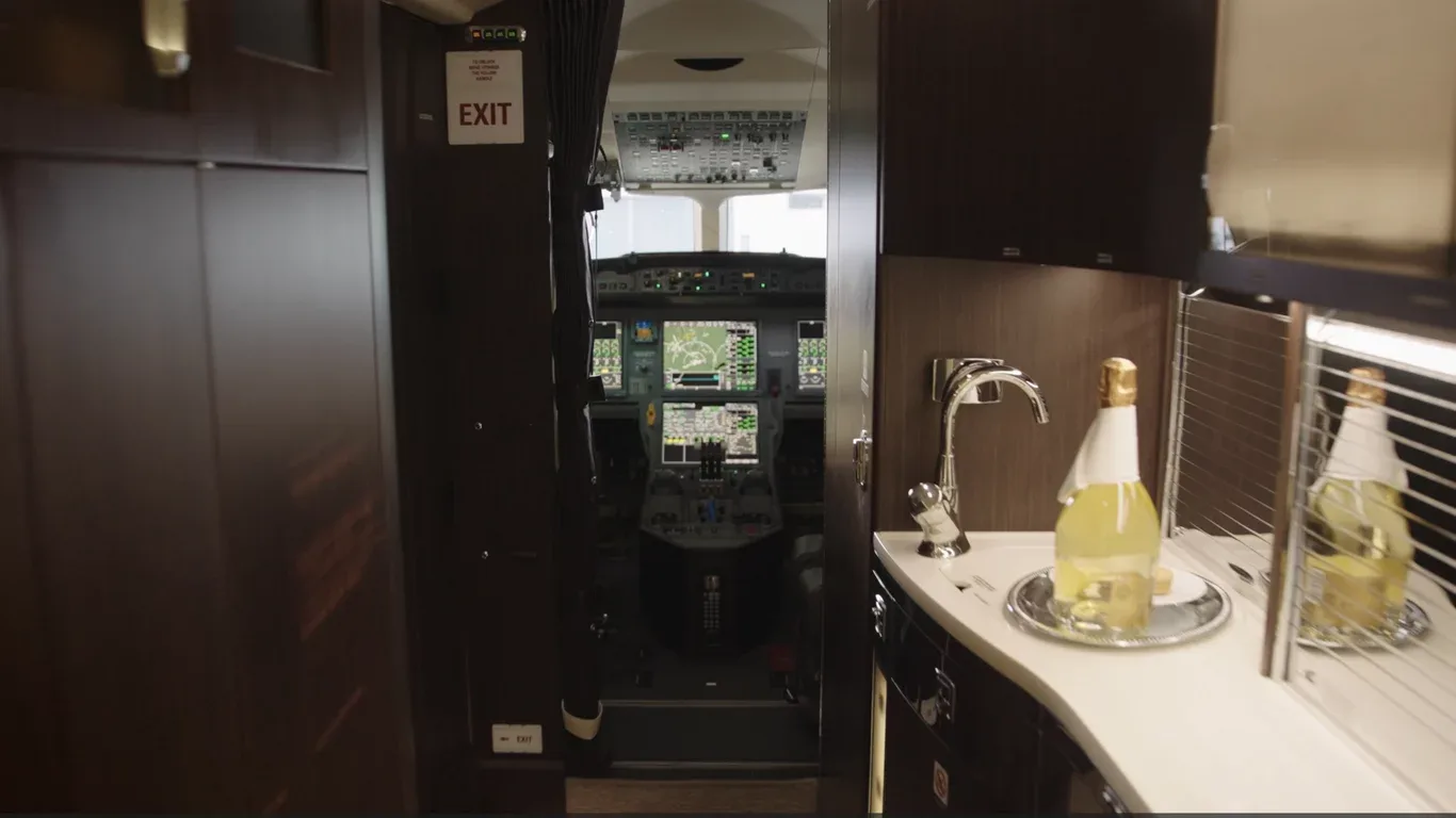 Cabin interior of a 2020 Dassault FALCON 7X (°2020) - FLYINGGROUP Official Website.