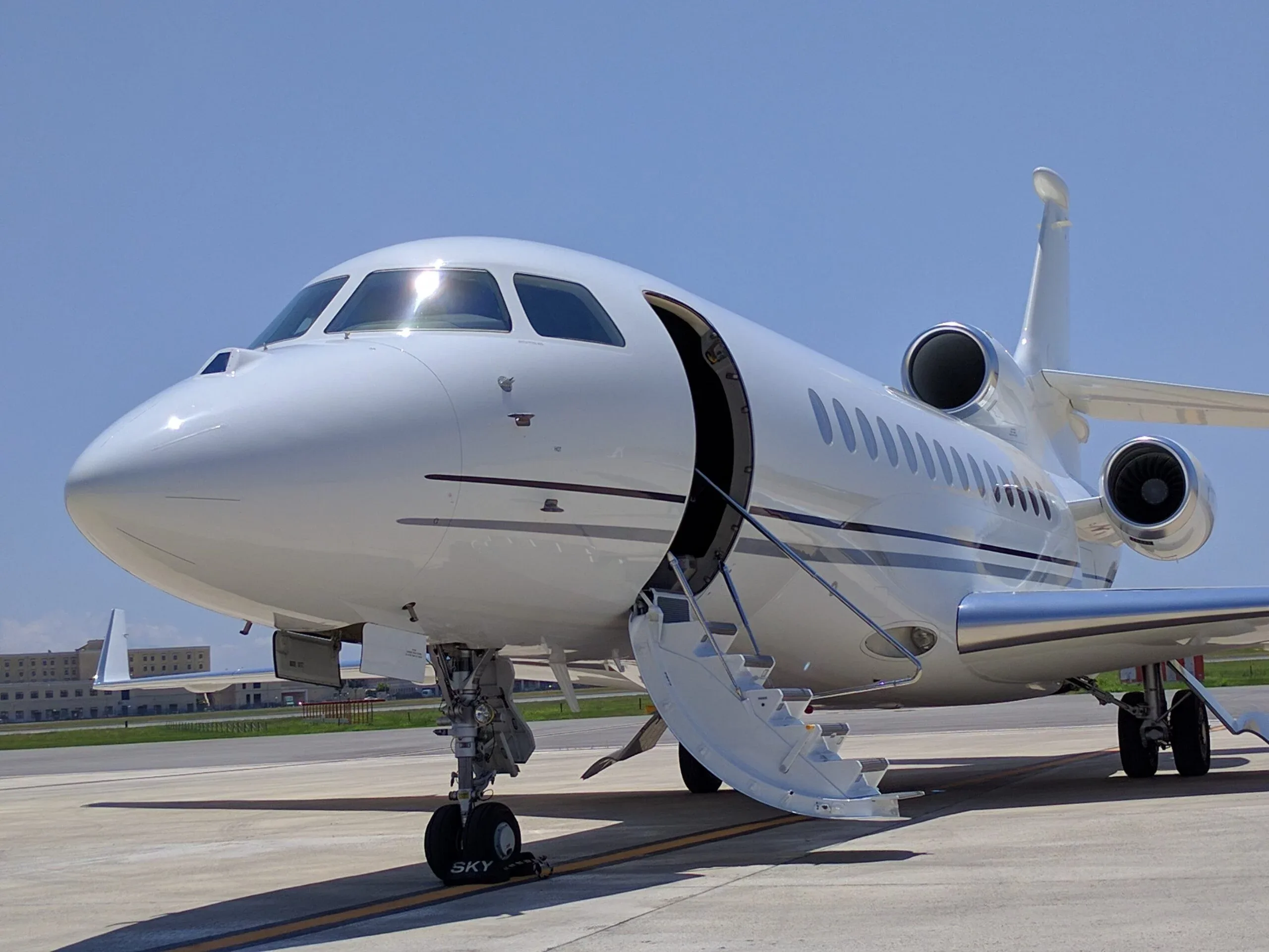 Exterior view of a 2015 Dassault FALCON 7X (°2015) - FLYINGGROUP Official Website.