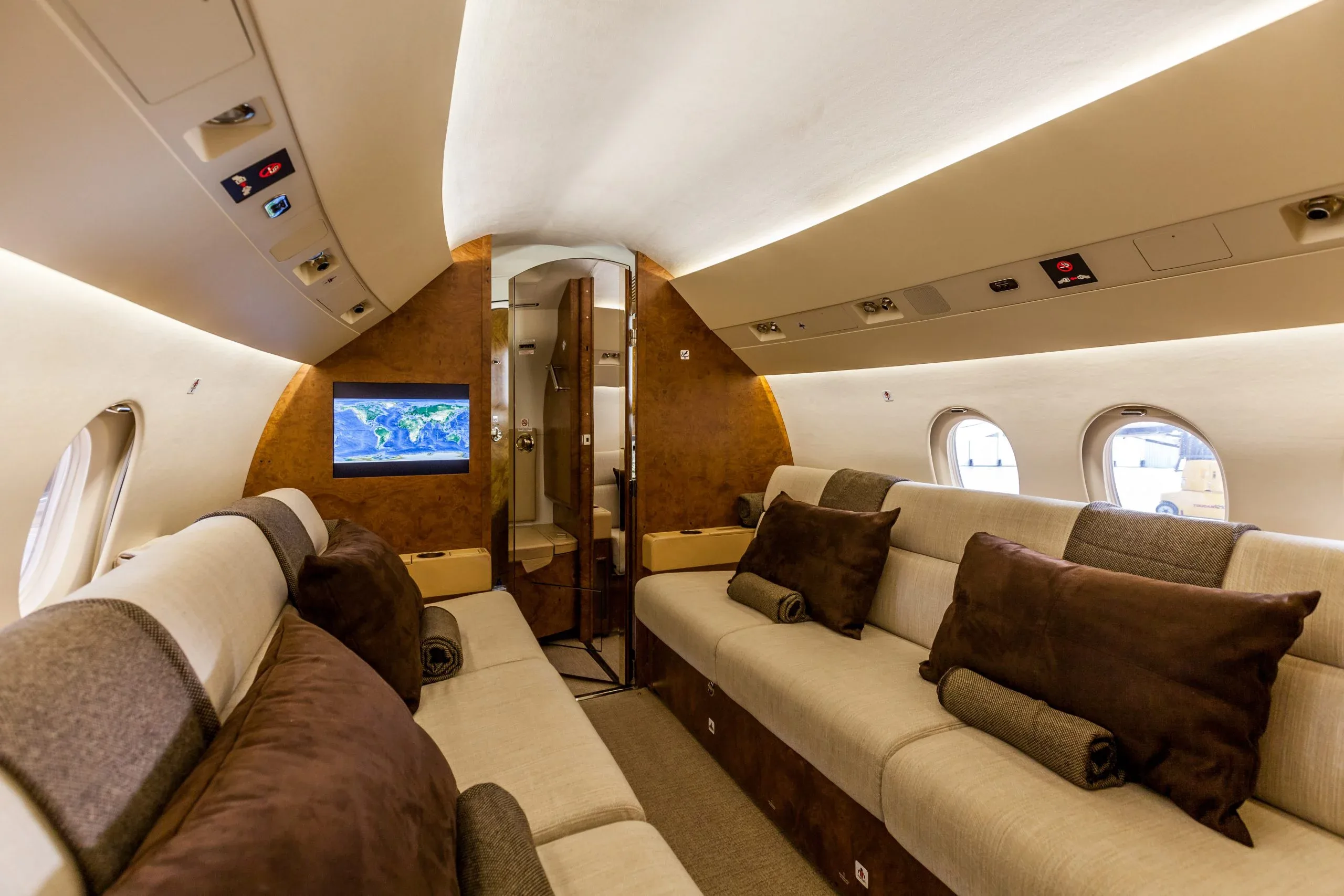Cabin interior of a 2011 Dassault FALCON 900EXY (°2011) - FLYINGGROUP Official Website.