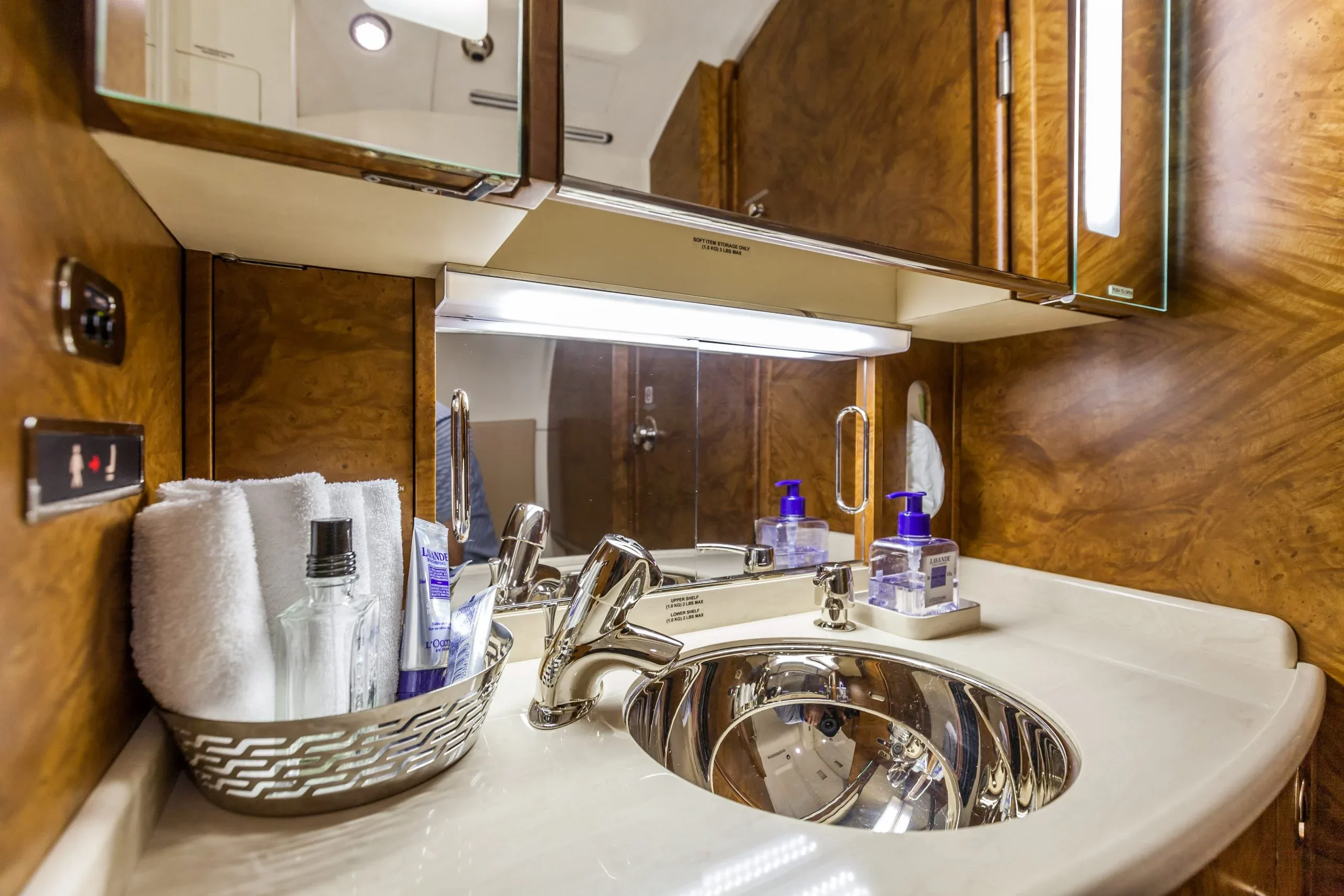 Cabin interior of a 2011 Dassault FALCON 900EXY (°2011) - FLYINGGROUP Official Website.