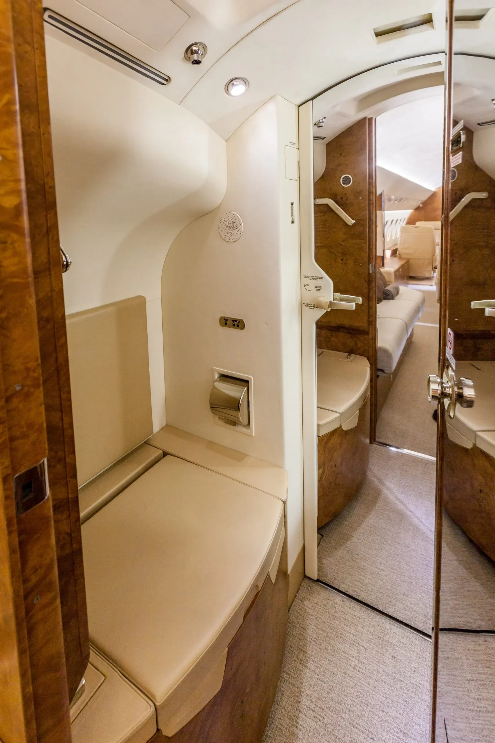 Cabin interior of a 2011 Dassault FALCON 900EXY (°2011) - FLYINGGROUP Official Website.