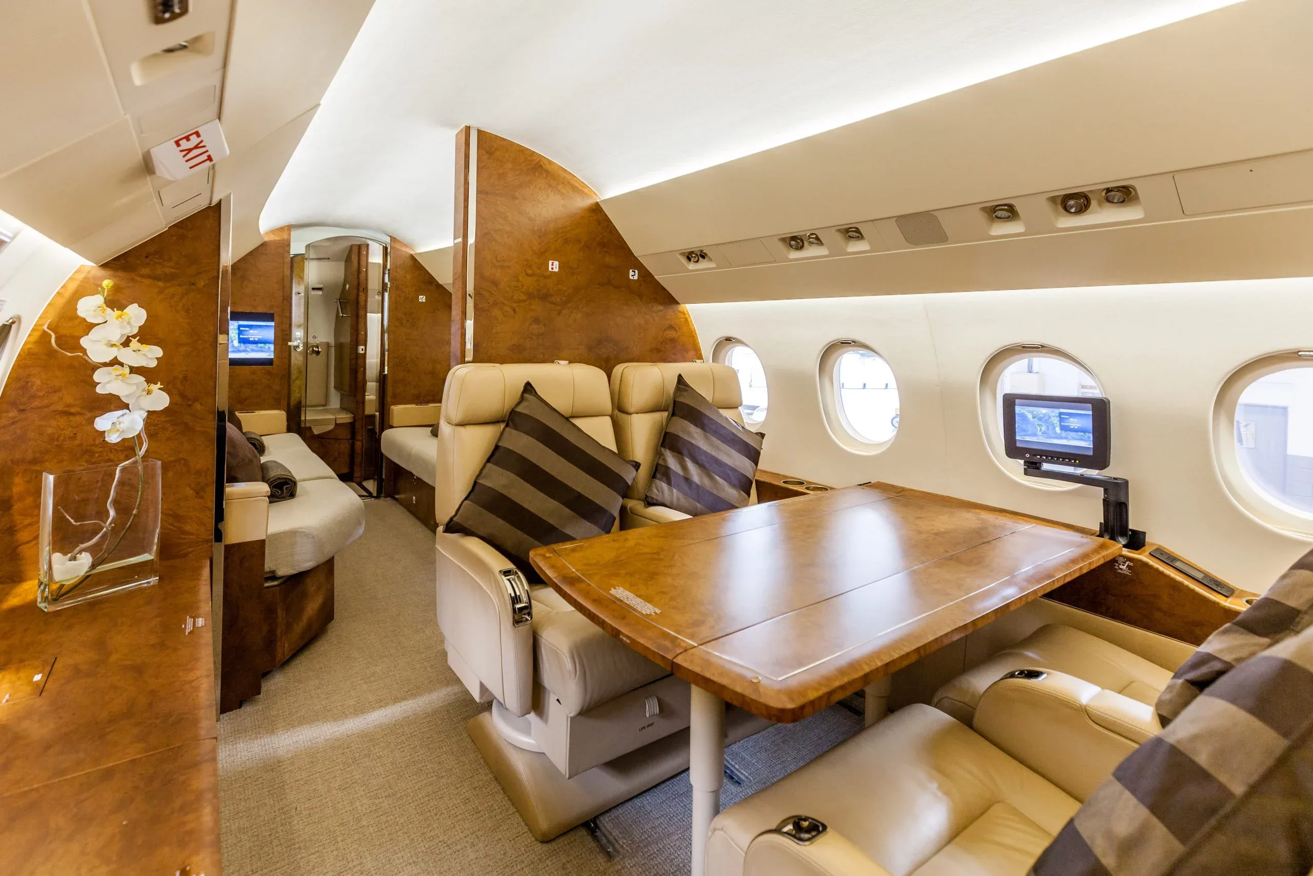 Cabin interior of a 2011 Dassault FALCON 900EXY (°2011) - FLYINGGROUP Official Website.