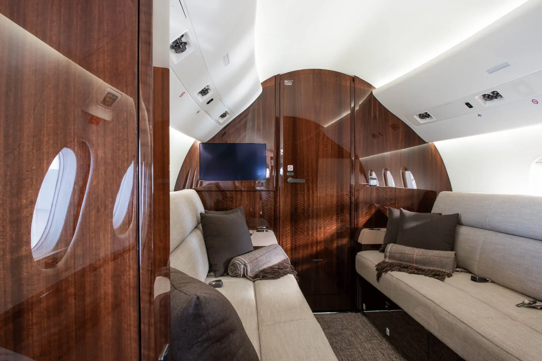 Cabin interior of a 2023 Dassault FALCON 900LX EASy II (°2023) - FLYINGGROUP Official Website.