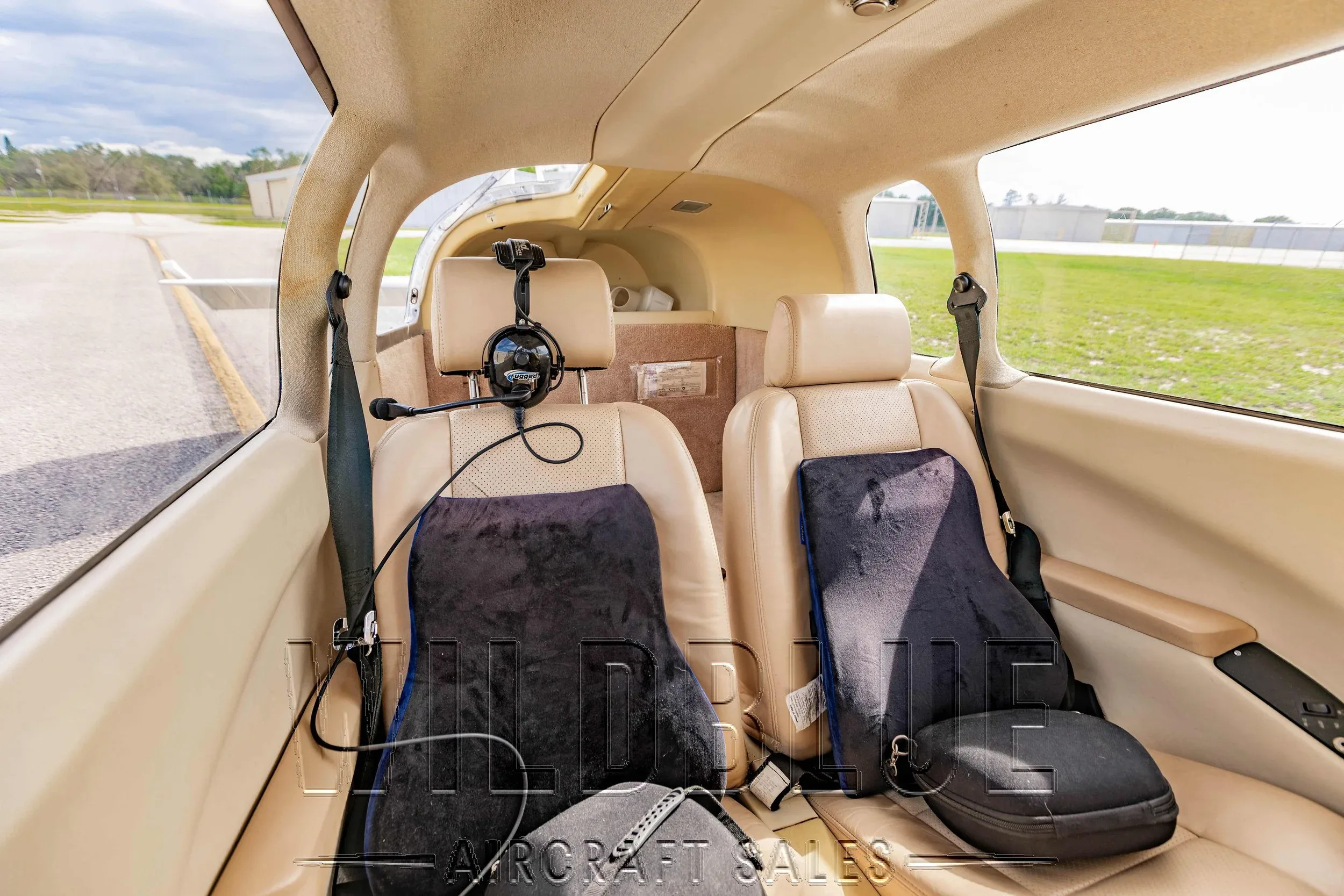 Cabin interior of a 2000 Mooney M20M Bravo.