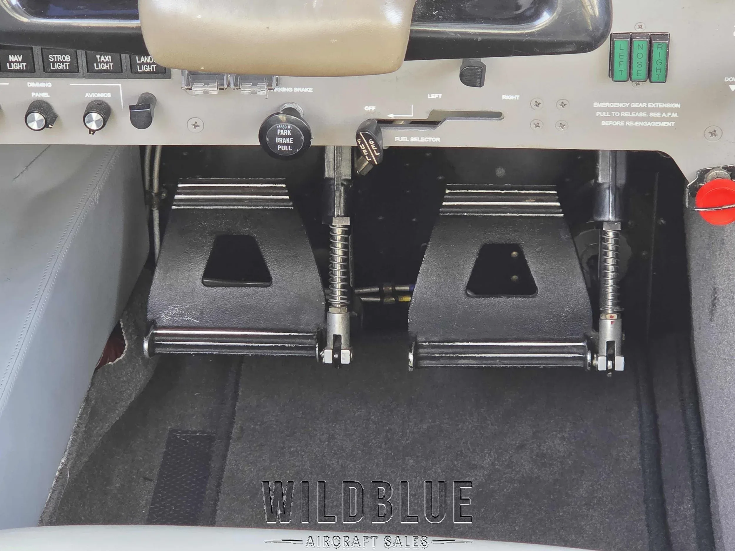 Cockpit and instrument panel of a 1989 Piper Malibu Mirage.