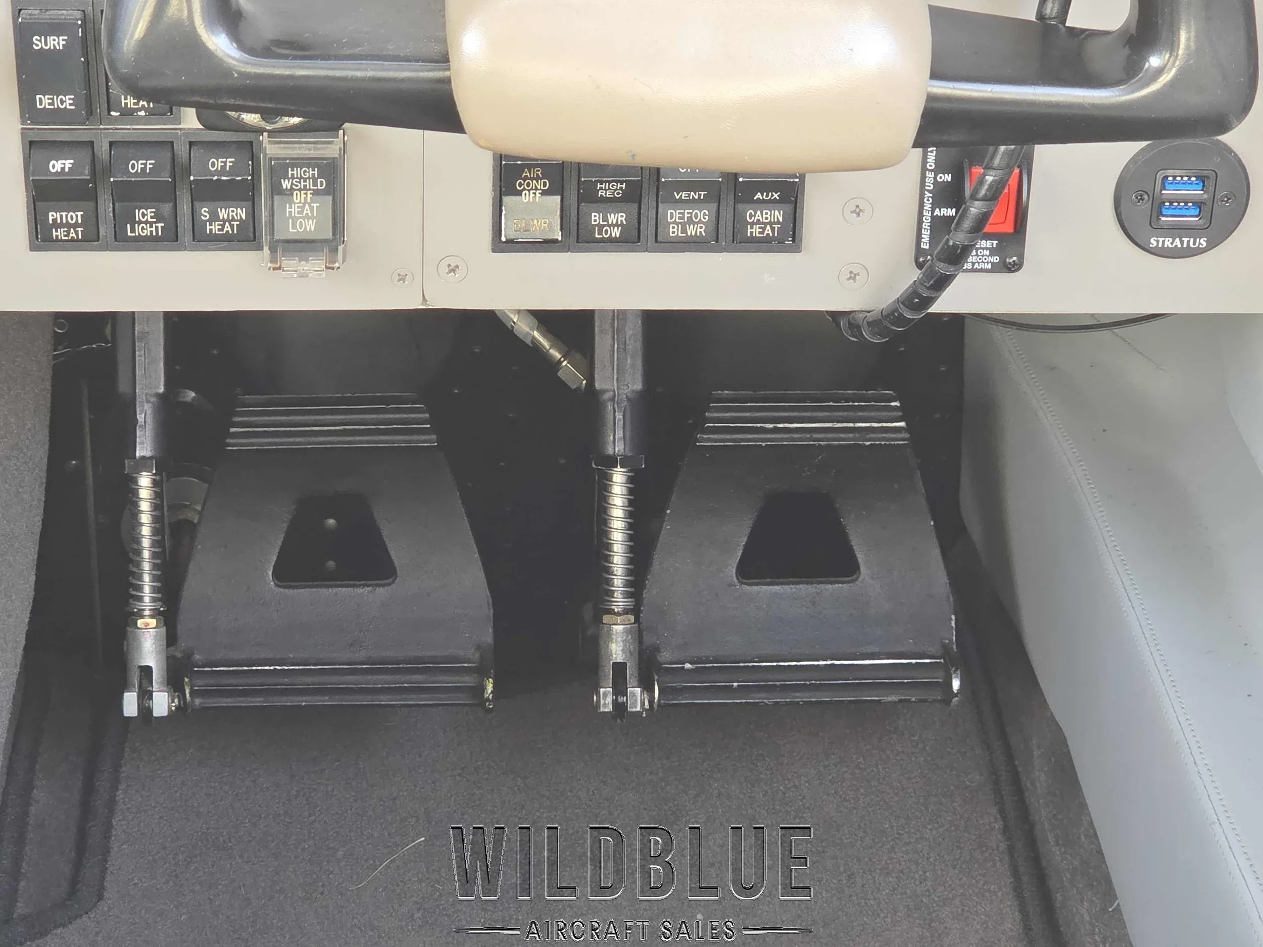 Cockpit and instrument panel of a 1989 Piper Malibu Mirage.