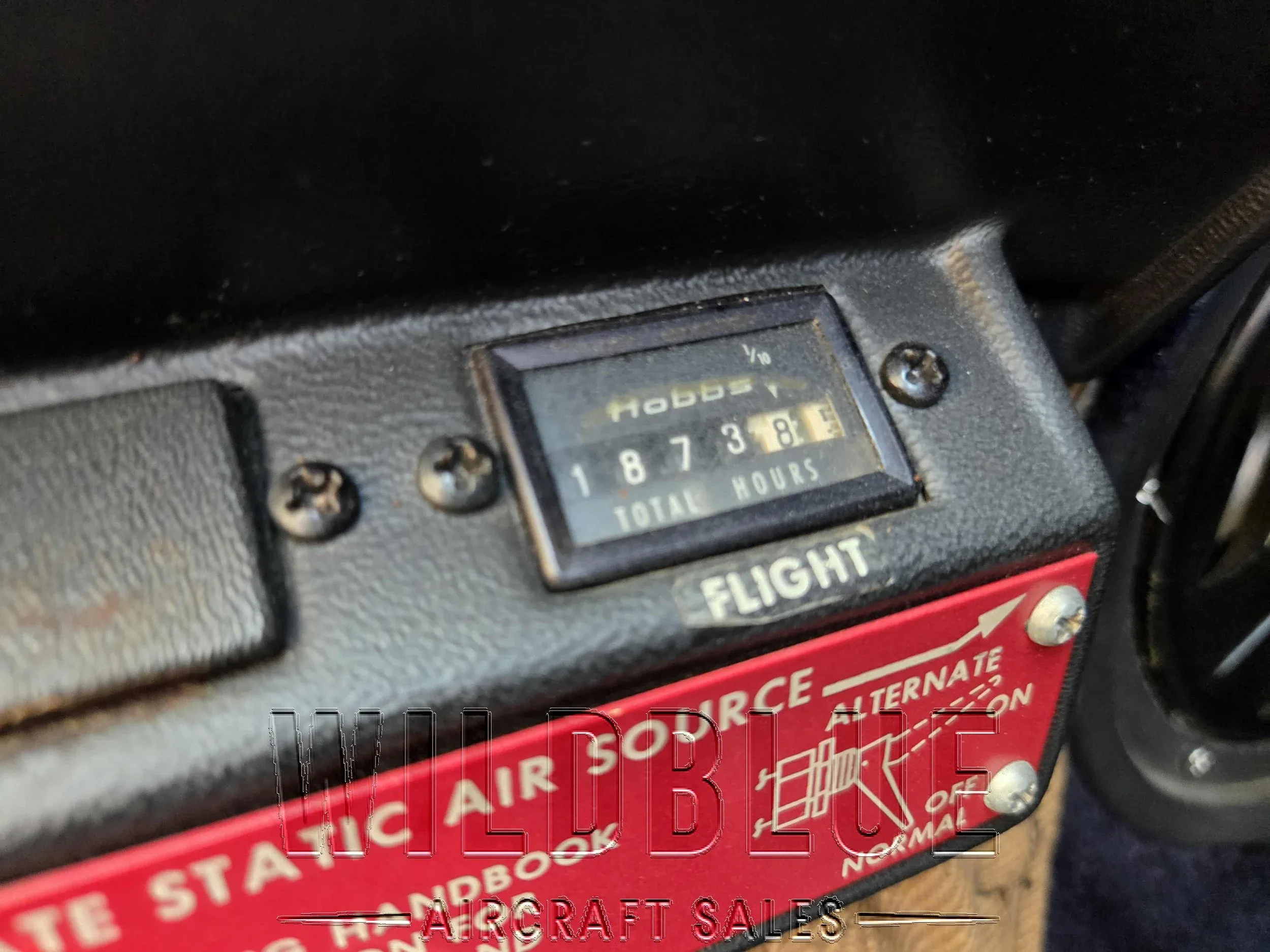 Avionics suite of a 1986 Beech B36TC.