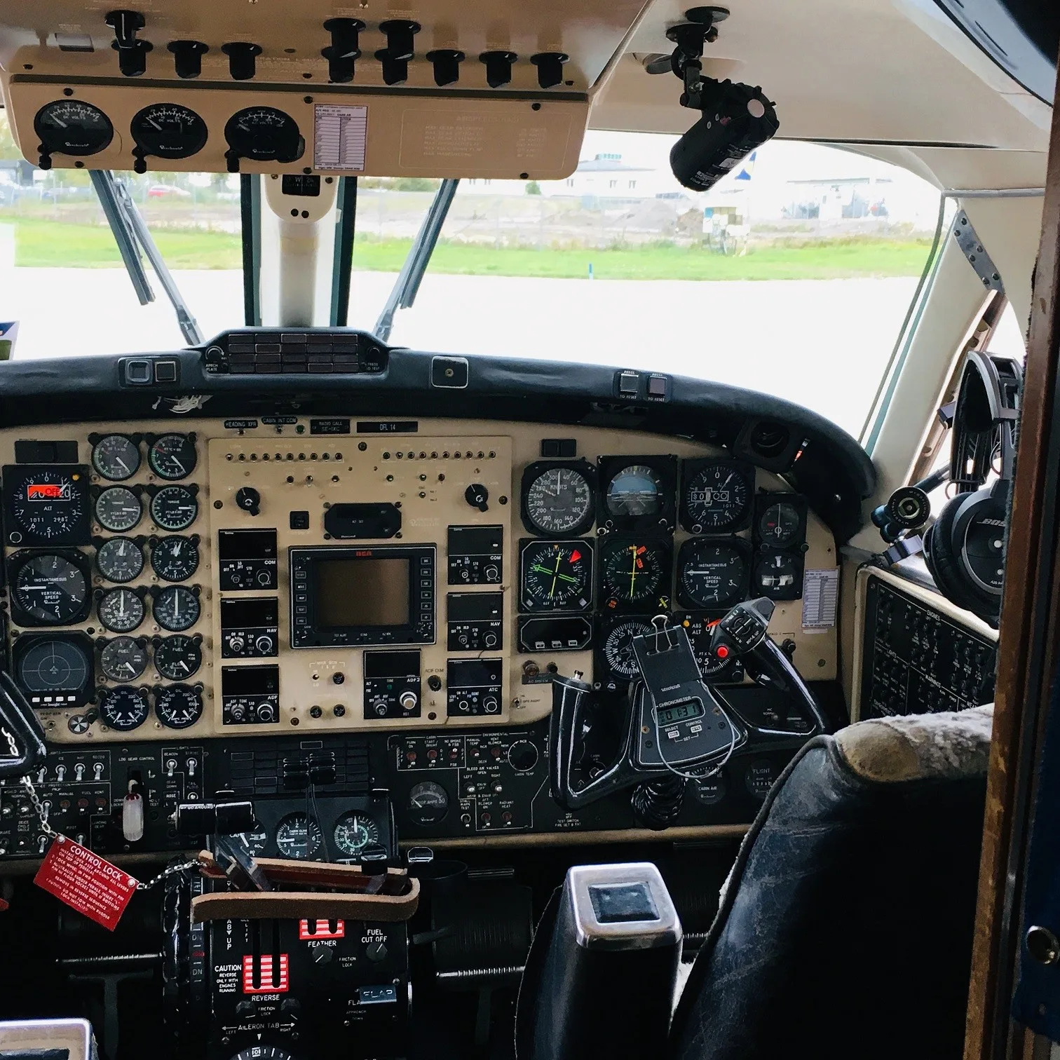 Cockpit and instrument panel of a 1985 Beechcraft King Air B200.
