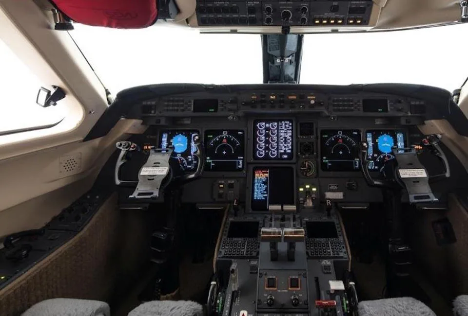 Avionics suite of a 2001 Gulfstream V.