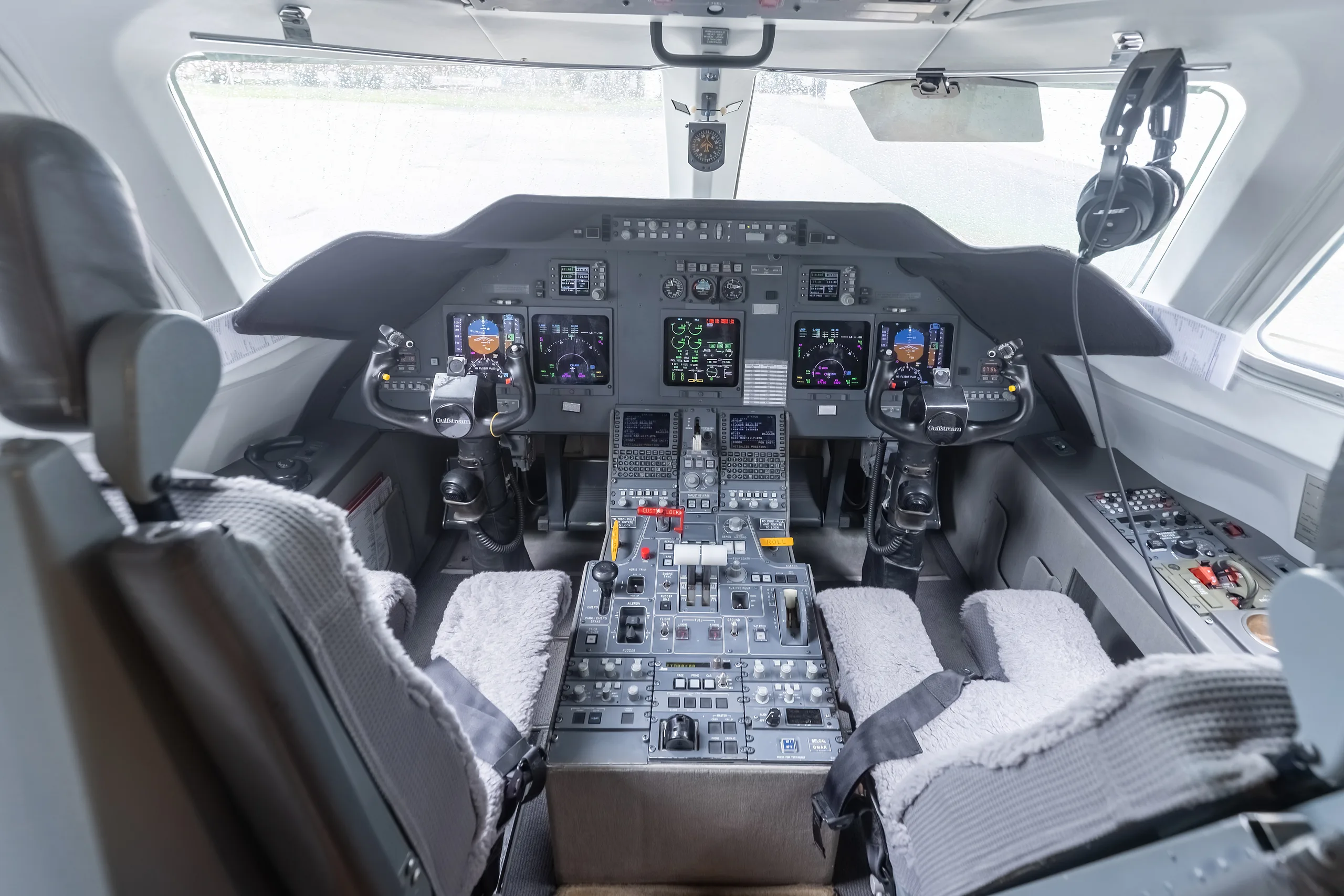 Cockpit and instrument panel of a 2003 Gulfstream G200 SN 089.