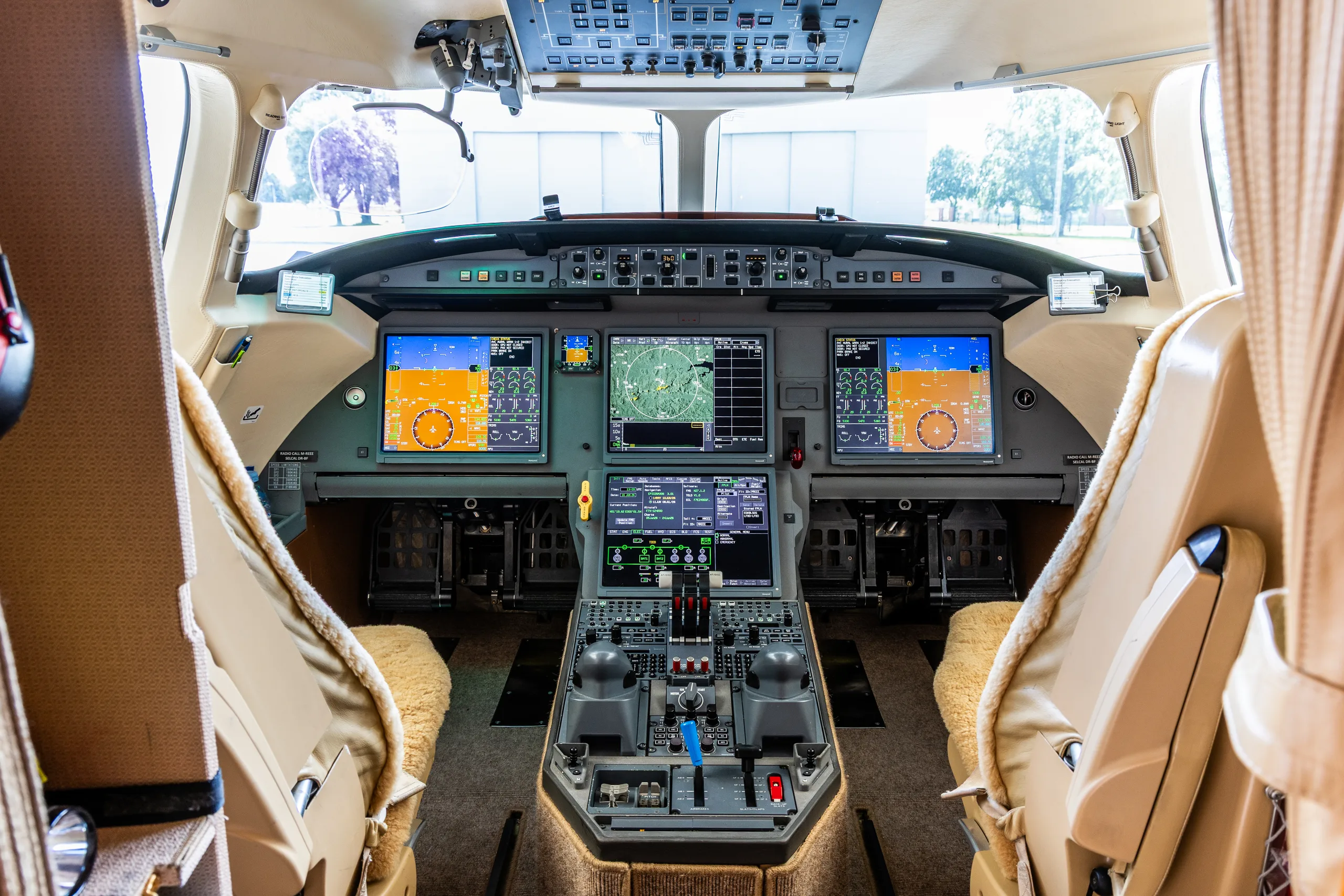 Cockpit and instrument panel of a 2008 Dassault Falcon 7X-8.