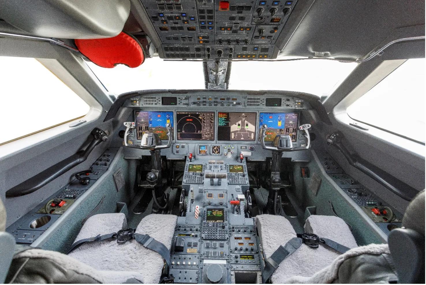 Cockpit and instrument panel of a 2008 Gulfstream G450.