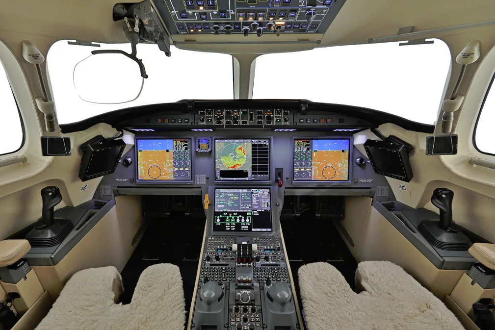 Cockpit and instrument panel of a 2009 Dassault Falcon 7X 046.