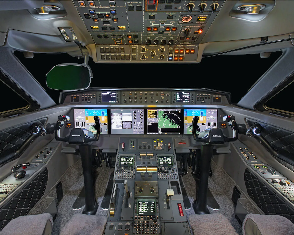 Cockpit and instrument panel of a 2018 Gulfstream G650 6312.