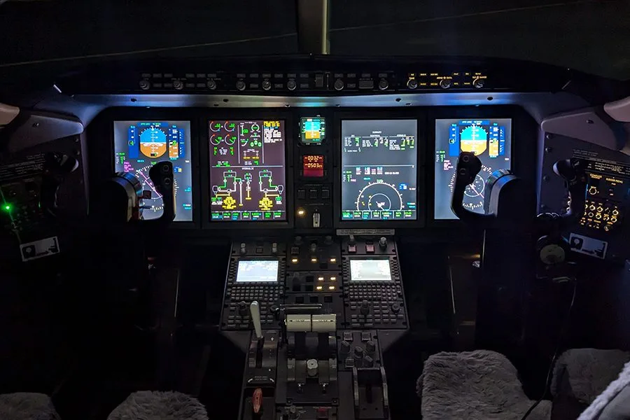 Cockpit and instrument panel of a Bombardier Challenger 300 – 20075.