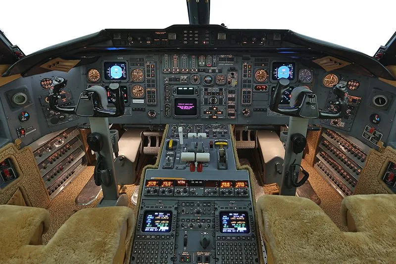 Cockpit and instrument panel of a Honeywell GTCP 36-100 (CL).