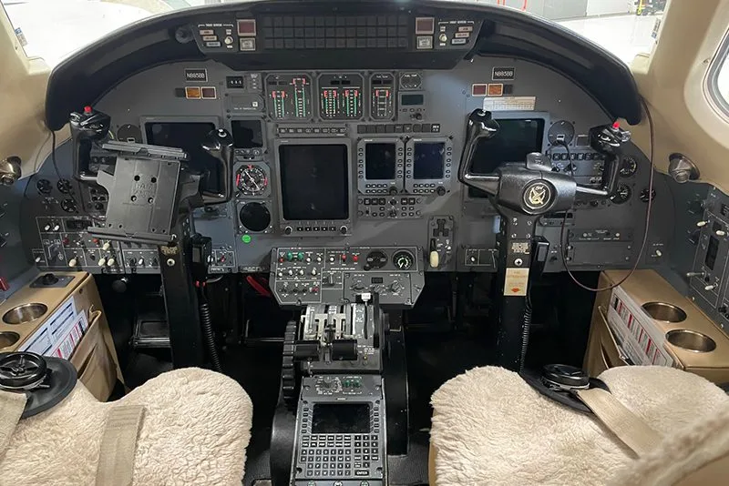 Cockpit and instrument panel of a Honeywell RE100 (XL).