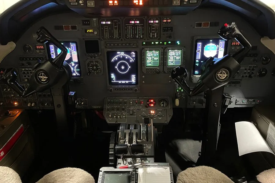 Cockpit and instrument panel of a Cessna Citation Excel – 5182.