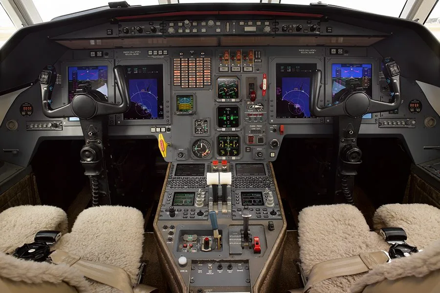 Cockpit and instrument panel of a 2000 Dassault Falcon 2000 – 0073.