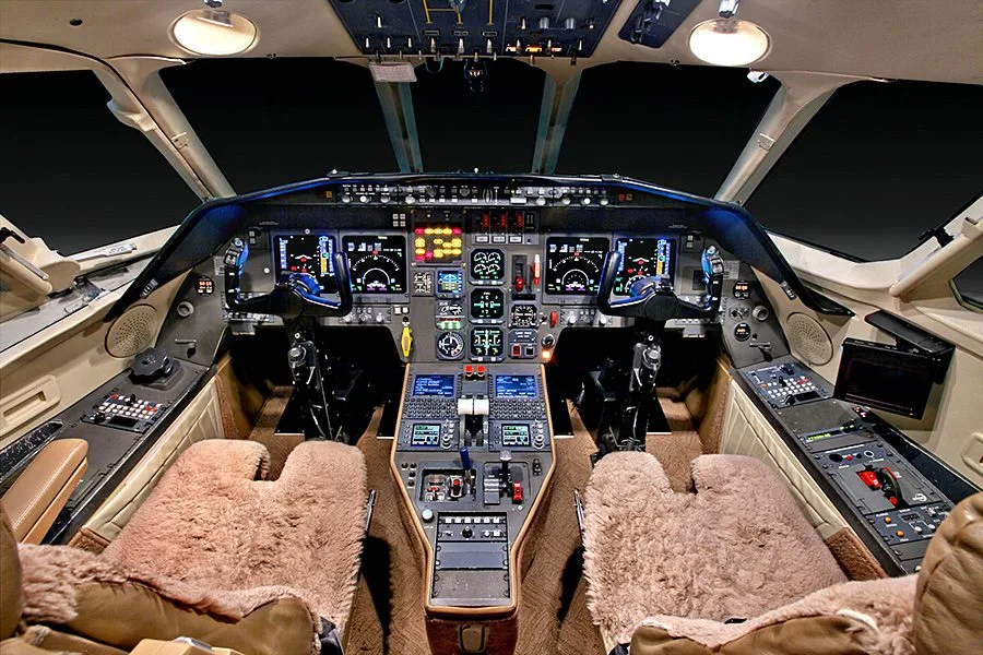 Cockpit and instrument panel of a 2000 Dassault Falcon 2000 – 0122.