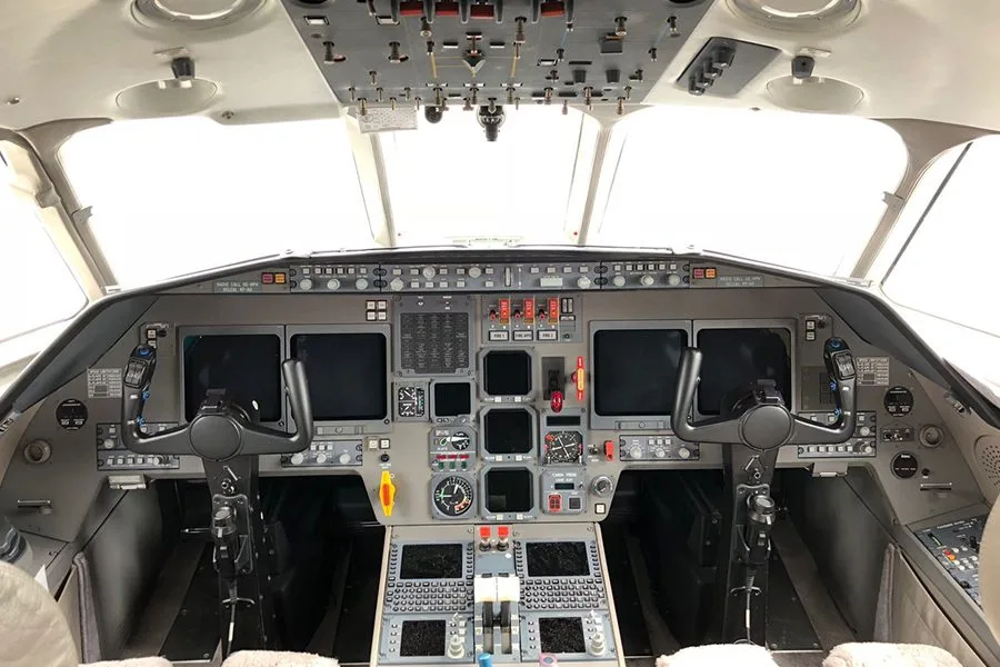 Cockpit and instrument panel of a 2000 Dassault Falcon 2000 – 0209.