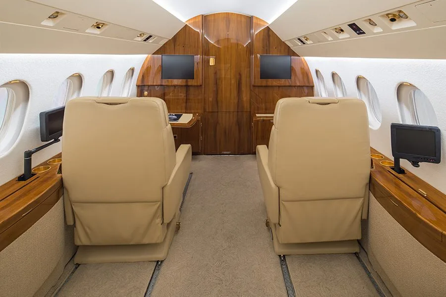 Cabin interior of a Dassault Falcon 900DX – 0620.