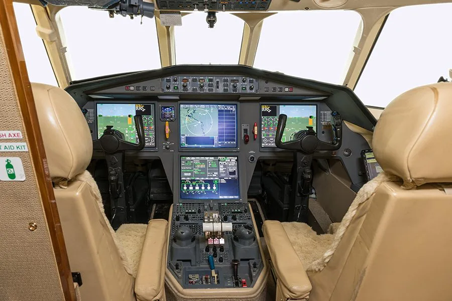 Cockpit and instrument panel of a Dassault Falcon 900DX – 0620.