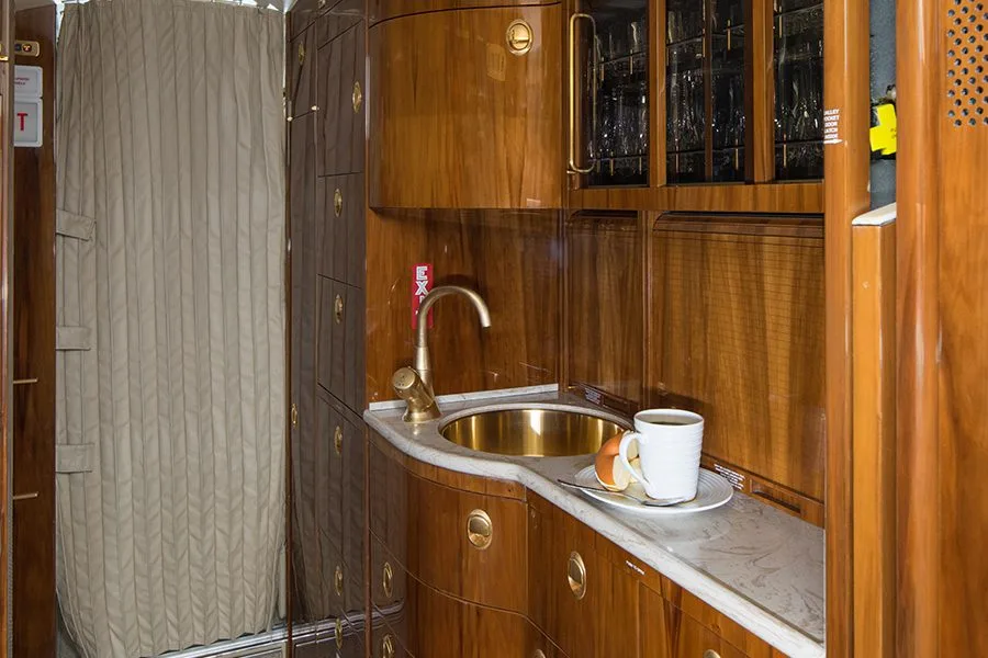 Cabin interior of a Dassault Falcon 900DX – 0620.