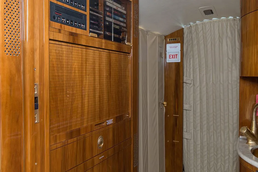 Cabin interior of a Dassault Falcon 900DX – 0620.