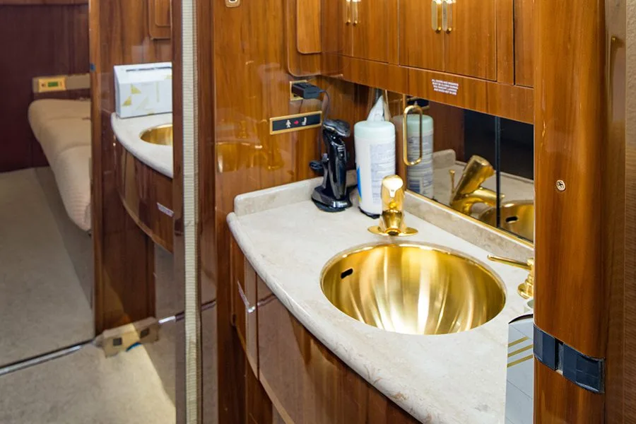 Cabin interior of a Dassault Falcon 900DX – 0620.