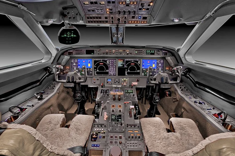 Cockpit and instrument panel of a Gulfstream G450 – 4087.