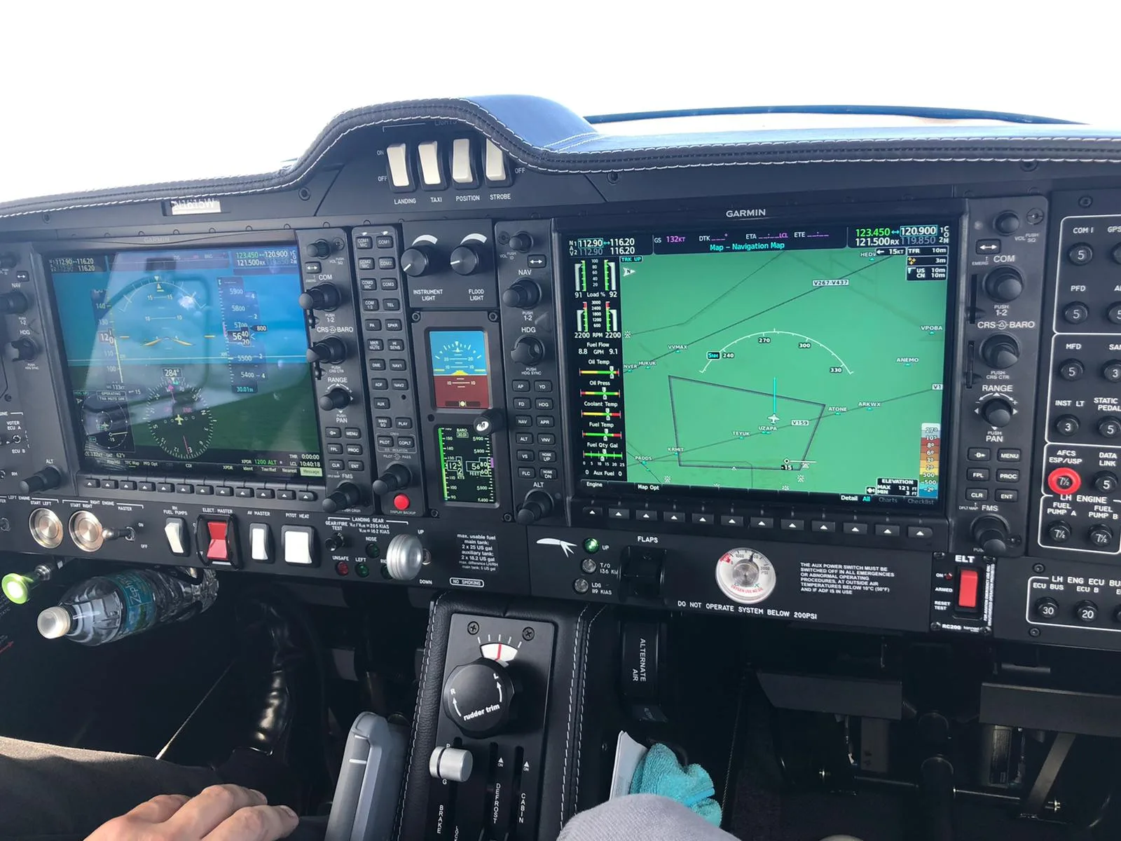 Cockpit and instrument panel of a 2018 Diamond DA 62.