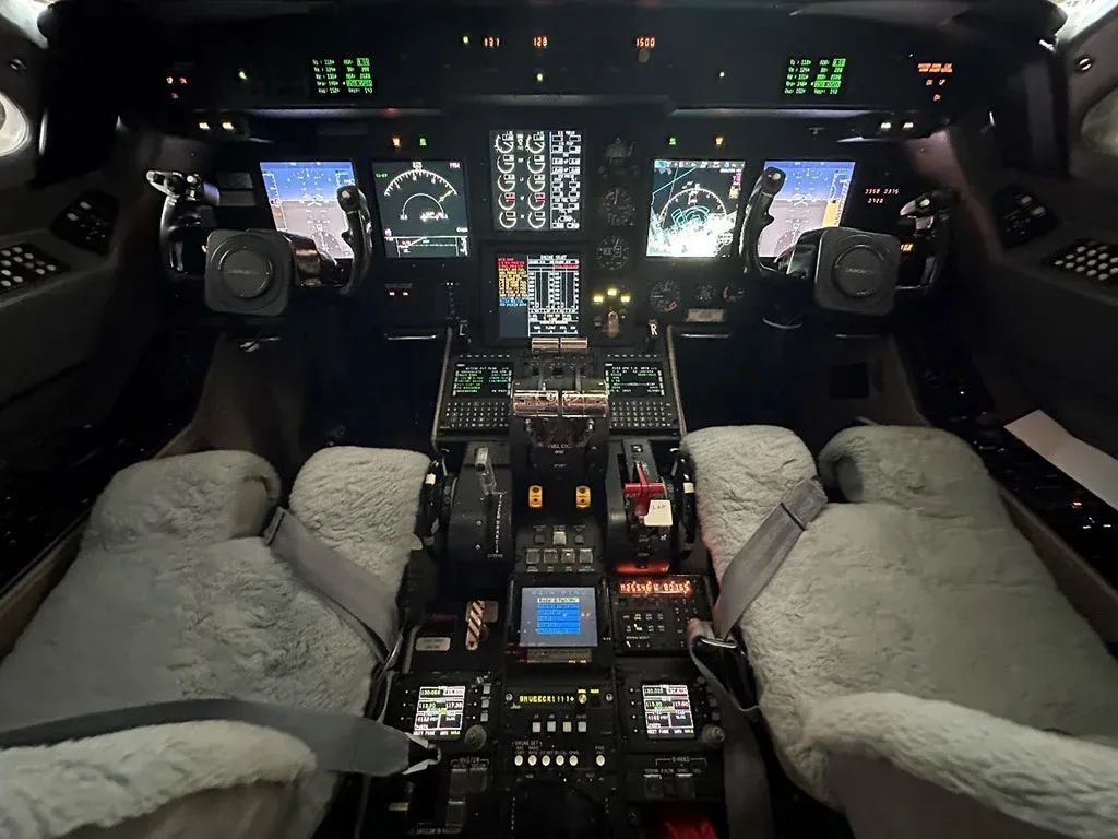 Cockpit and instrument panel of a 2001 Gulfstream GIV.
