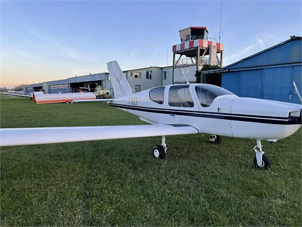 Cockpit and instrument panel of a 1992 Socata Tampico.
