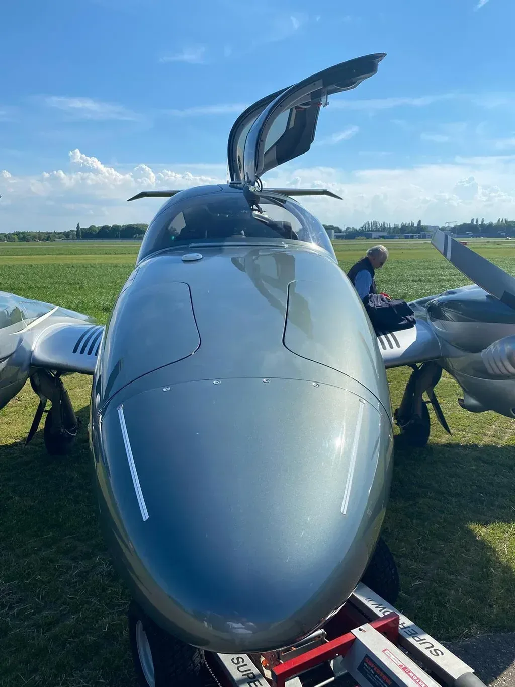 Exterior view of a 2016 Diamond DA.