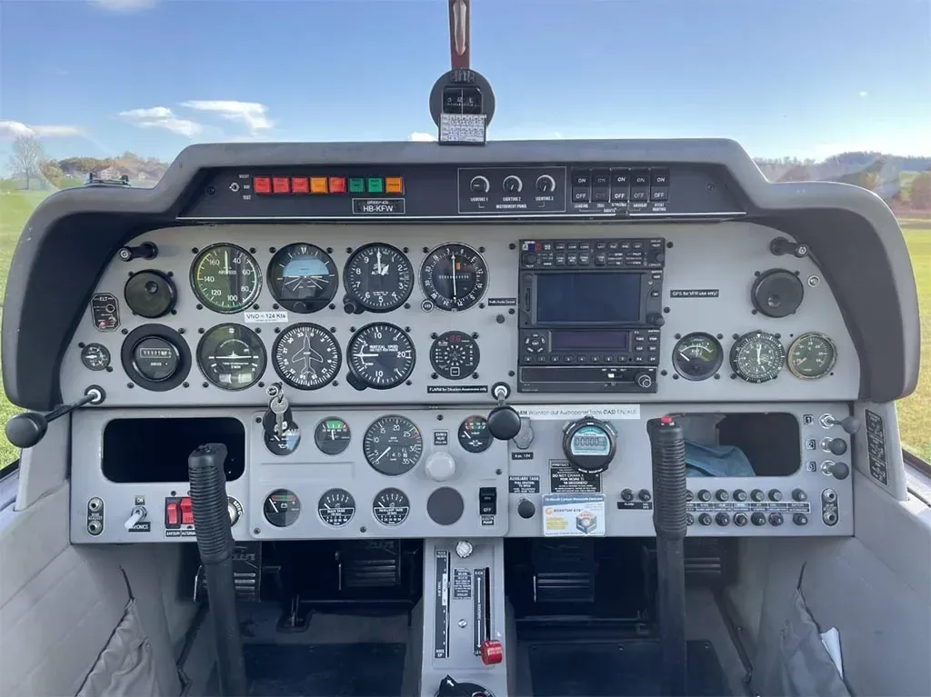 Cockpit and instrument panel of a 2002 Robin DR.