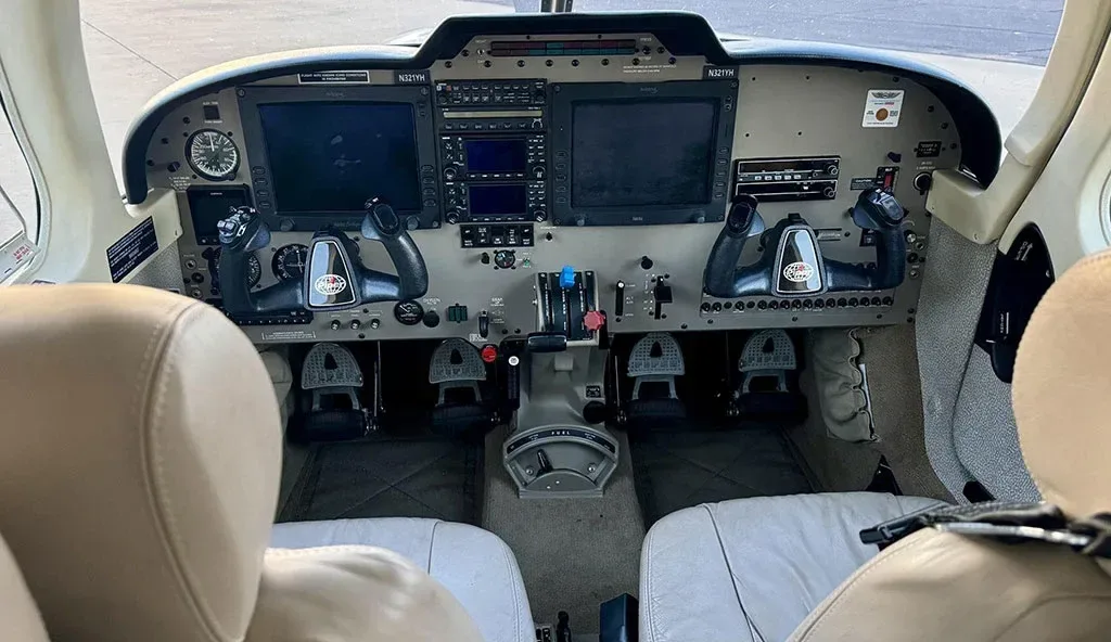 Cockpit and instrument panel of a 2005 Piper Saratoga II.