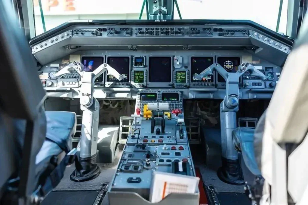 Cockpit and instrument panel of a 2001 Embraer ERJ 135.
