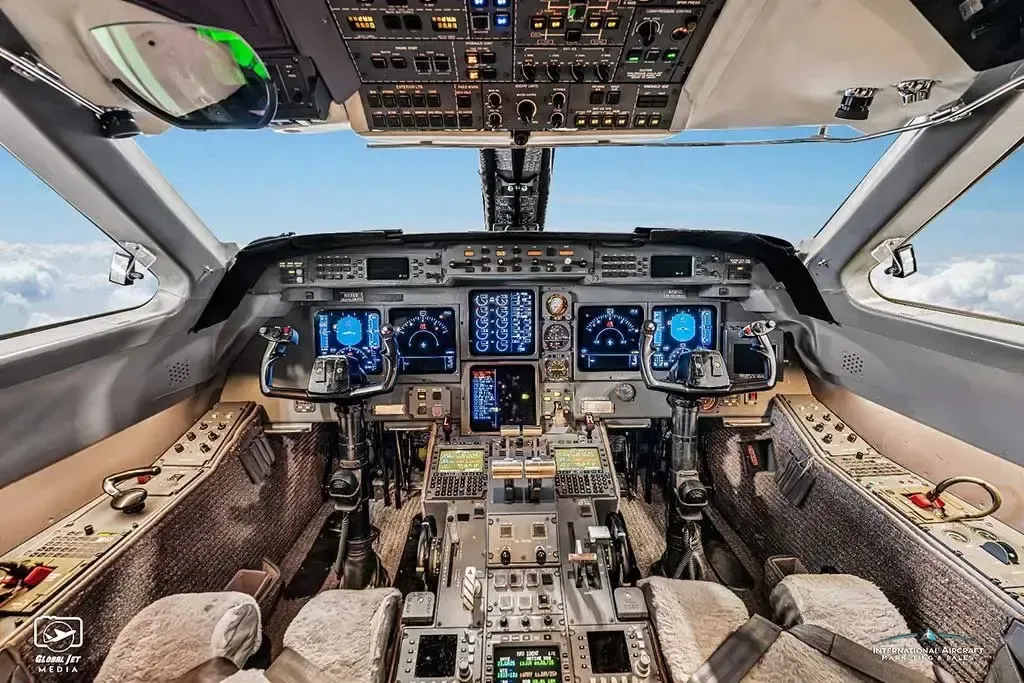 Cockpit and instrument panel of a 2000 Gulfstream V SN: 597.