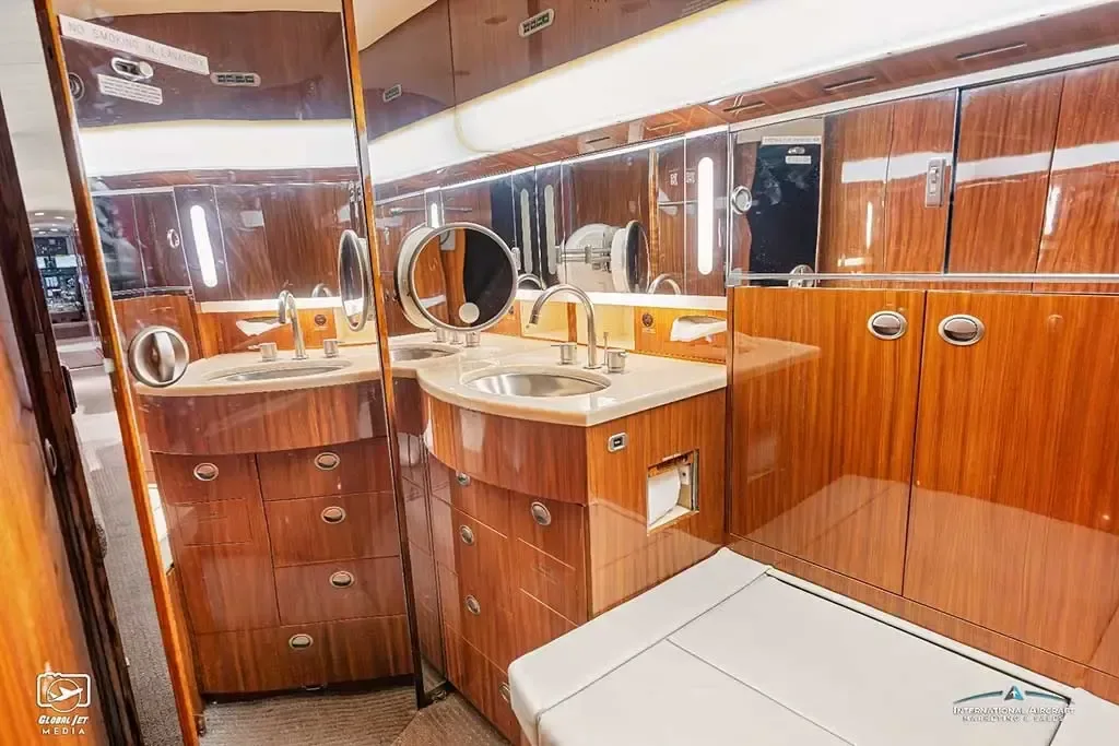 Cabin interior of a 2000 Gulfstream V SN: 597.
